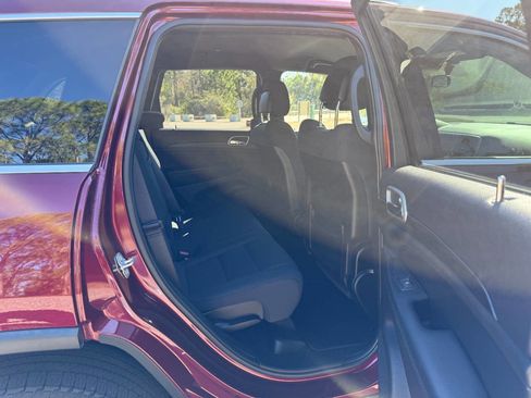 Used 2019 Jeep Grand Cherokee Laredo image 16