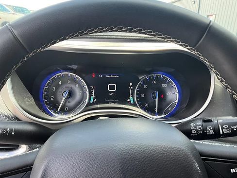 Used 2024 Chrysler Pacifica Limited w/ Uconnect Theater Family Group FWD image 17