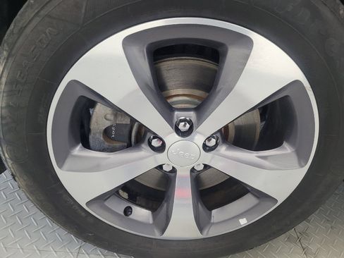 Used 2019 Jeep Cherokee Limited FWD image 31