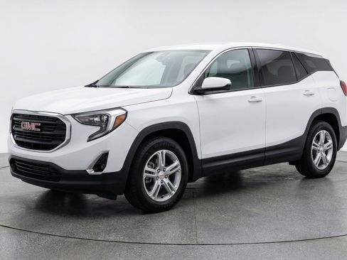 Used 2024 GMC Terrain SLE image 3