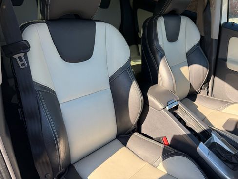 Used 2017 Volvo XC60 T6 Dynamic w/ Preferred Option Package image 9