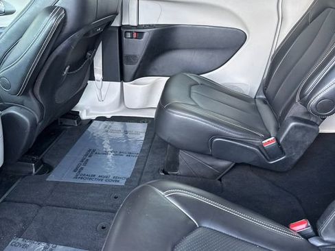 Used 2024 Chrysler Pacifica Touring-L image 14