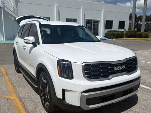 Used 2023 Kia Telluride S image 3