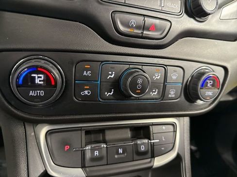 Used 2023 GMC Terrain SLT image 32