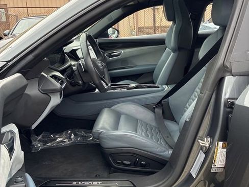 Used 2022 Audi e-tron GT Prestige w/ Prestige Package image 3