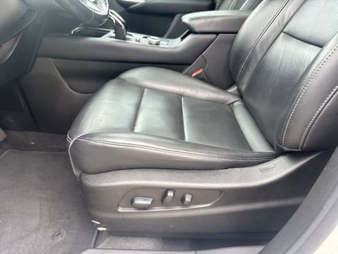 Used 2023 Cadillac XT4 Luxury w/ Cold Weather Package FWD image 8