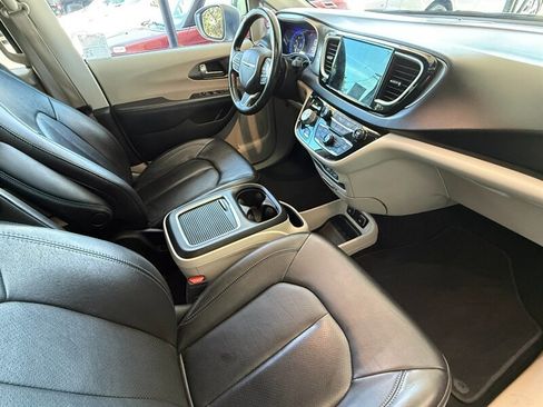 Used 2021 Chrysler Pacifica Touring-L image 30