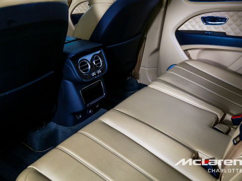 Used 2021 Bentley Bentayga Plug-In Hybrid AWD/4WD image 19