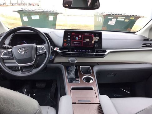 Used 2024 Toyota Sienna XLE image 22