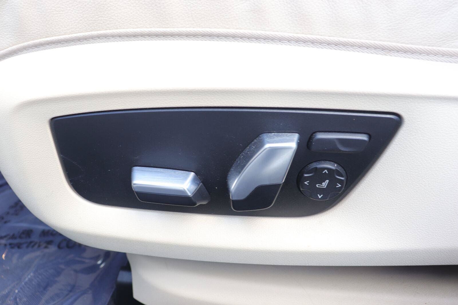 Used 2023 BMW 540i w/ Premium Package RWD image 23