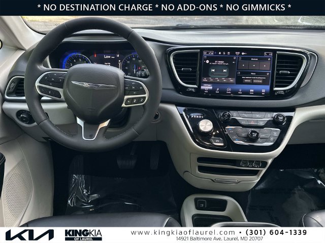Used 2023 Chrysler Pacifica Touring-L FWD image 2