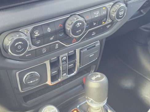 Used 2025 Jeep Wrangler Unlimited Sahara AWD/4WD image 26