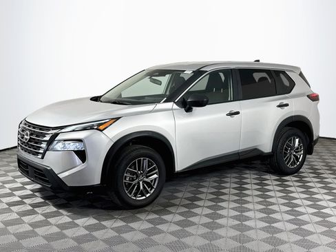 Used 2025 Nissan Rogue S FWD image 4