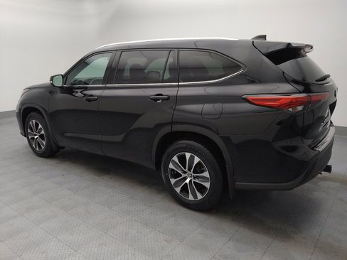Used 2020 Toyota Highlander XLE image 3