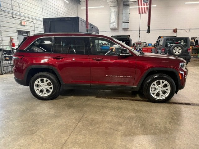 Used 2023 Jeep Grand Cherokee Limited AWD/4WD image 6