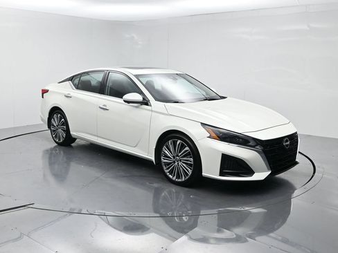 Used 2025 Nissan Altima 2.5 SL FWD image 2