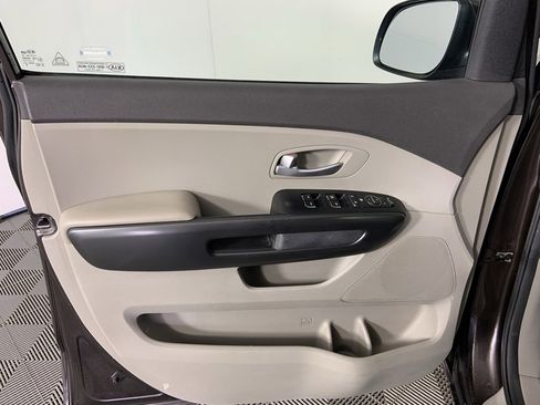 Used 2017 Kia Sedona LX w/ LX Essentials Premium Package image 21