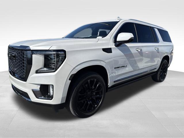 Used 2022 GMC Yukon XL Denali w/ Denali Premium Package RWD image 3
