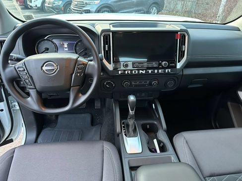 Used 2025 Nissan Frontier SV AWD/4WD image 13