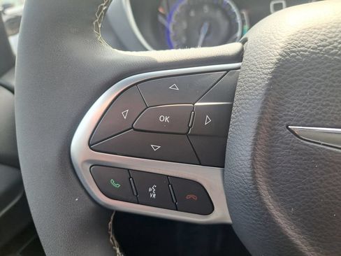 Used 2026 Chrysler Pacifica Limited FWD image 24