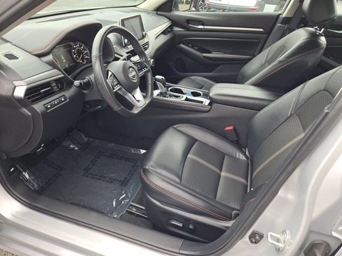 Used 2024 Nissan Altima 2.5 SR FWD image 2
