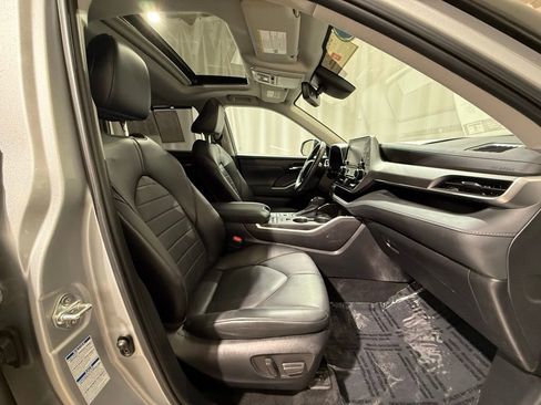 Certified 2022 Toyota Highlander XLE image 24