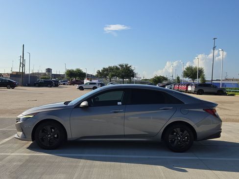 Used 2021 Hyundai Elantra SEL FWD image 7