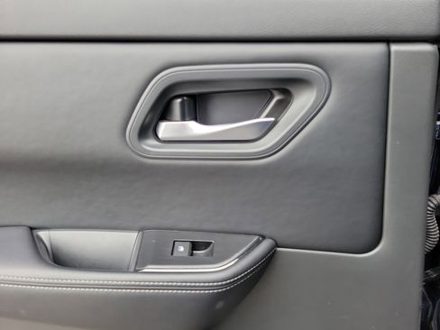 Used 2025 Nissan Rogue SV image 12