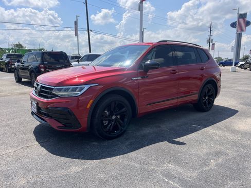 Used 2024 Volkswagen Tiguan SE R-Line w/ MDO Package, Three-Row FWD image 7