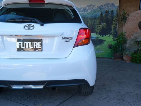 Used 2016 Toyota Yaris SE image 39