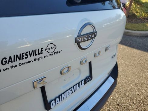 Used 2023 Nissan Rogue SV w/ SV Premium B Package image 8