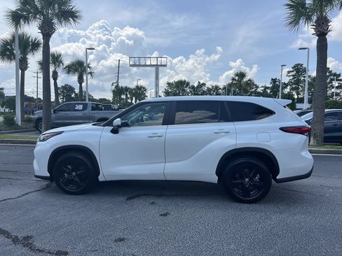 Used 2023 Toyota Highlander LE FWD image 7
