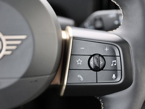 Used 2025 MINI Cooper 2-Door Hardtop image 36