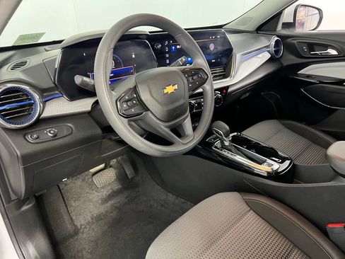 Used 2025 Chevrolet Trax LT image 19