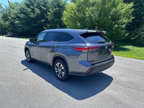 Used 2020 Toyota Highlander XLE AWD/4WD image 5