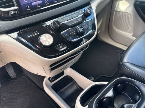 Used 2023 Chrysler Pacifica Touring-L FWD image 13