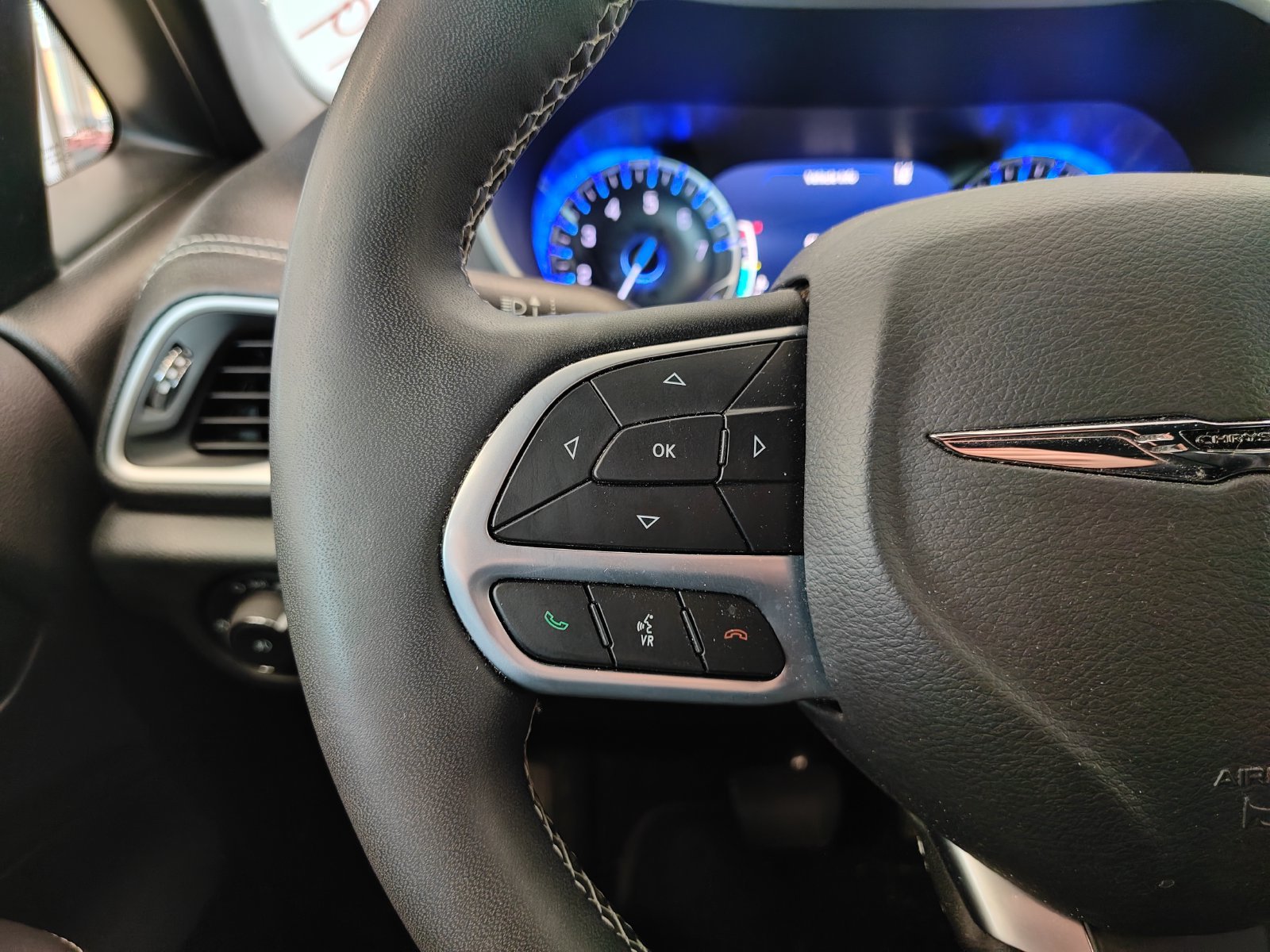 Used 2025 Chrysler Pacifica Select FWD image 13