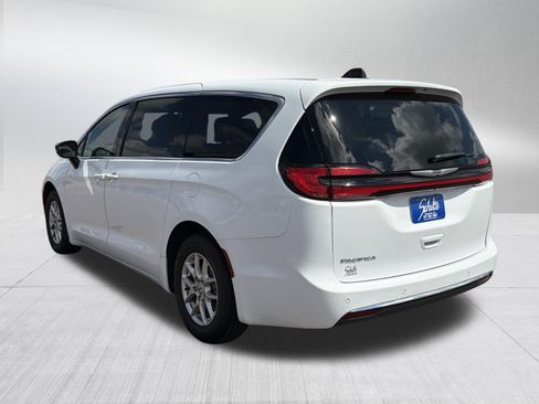 Used 2024 Chrysler Pacifica Touring-L FWD image 5