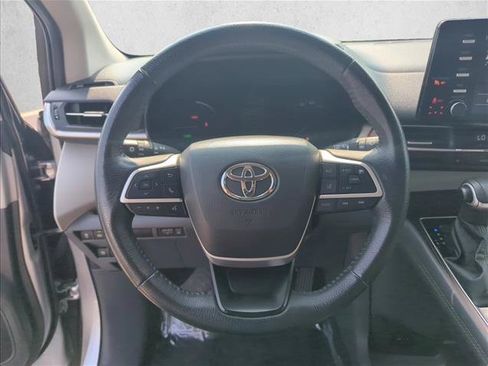 Used 2022 Toyota Sienna XLE FWD image 11