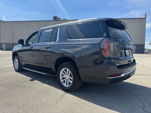 Used 2025 Chevrolet Suburban LT image 4