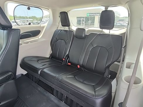 Used 2023 Chrysler Pacifica Touring-L FWD image 29