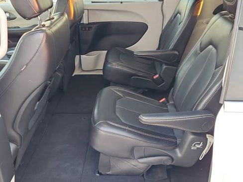 Used 2024 Chrysler Pacifica Touring-L image 13