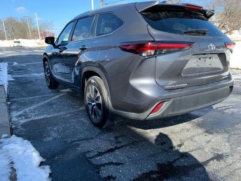 Certified 2025 Toyota Highlander XLE image 6