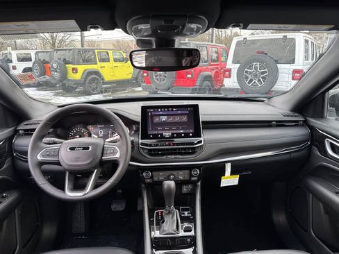 New 2026 Jeep Compass Latitude image 32