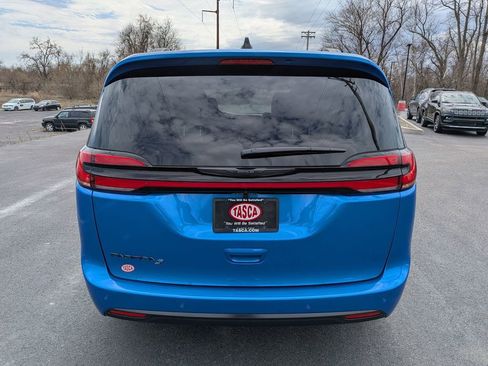 New 2026 Chrysler Pacifica Select image 3