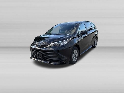 Used 2023 Toyota Sienna LE FWD image 12