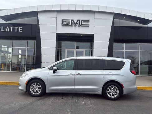 Used 2023 Chrysler Voyager LX image 1