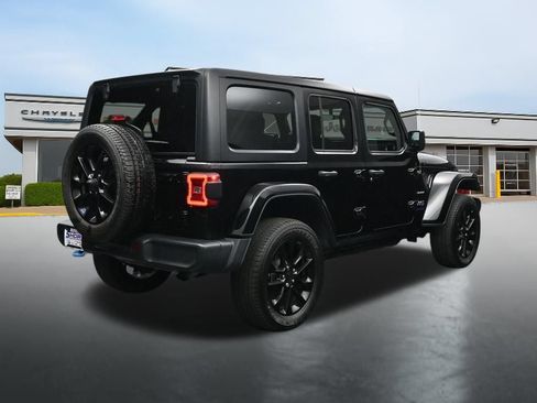 Used 2023 Jeep Wrangler Unlimited Sahara w/ Cold Weather Group AWD/4WD image 5