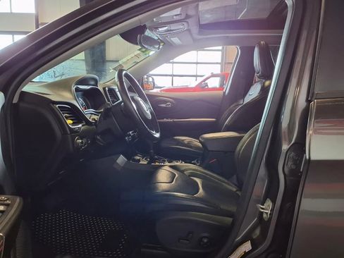 Used 2019 Jeep Cherokee Trailhawk AWD/4WD image 18