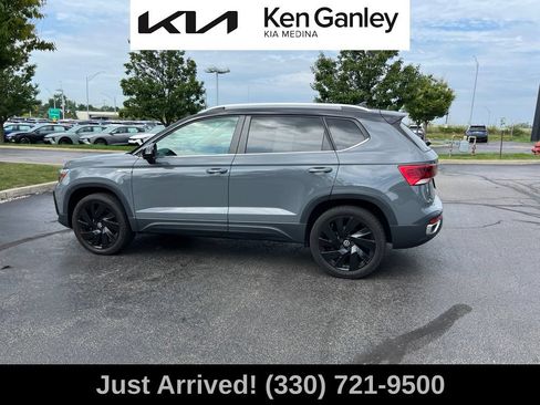 Used 2024 Volkswagen Taos SE w/ Panoramic Sunroof Package AWD/4WD image 8